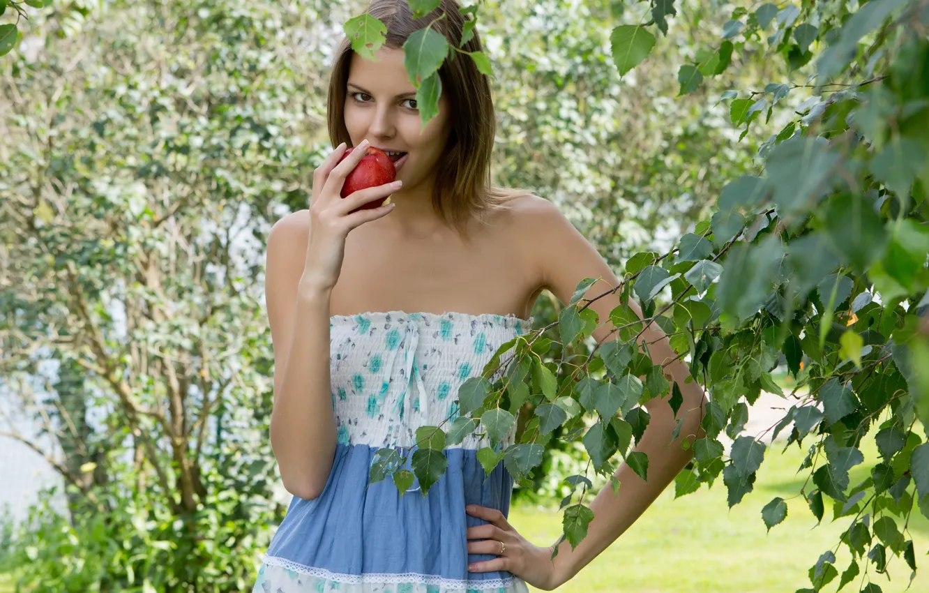 Фото обои Apple, Girl, Nature, Brunette, Smile, Eyes, Brown Eyes, Trees