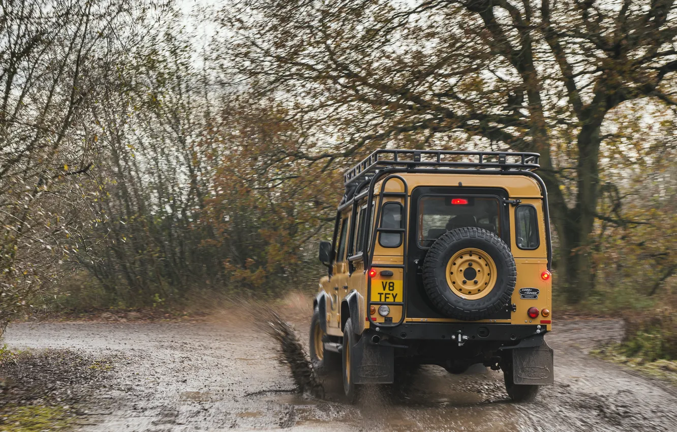 Фото обои брызги, лужа, внедорожник, Land Rover, грунтовка, Defender, V8, 5.0 л.