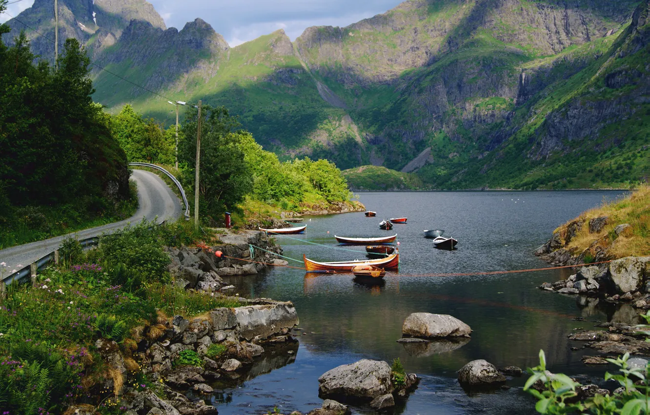 Фото обои горы, озеро, камни, лодки, Норвегия, Nordland Fylke