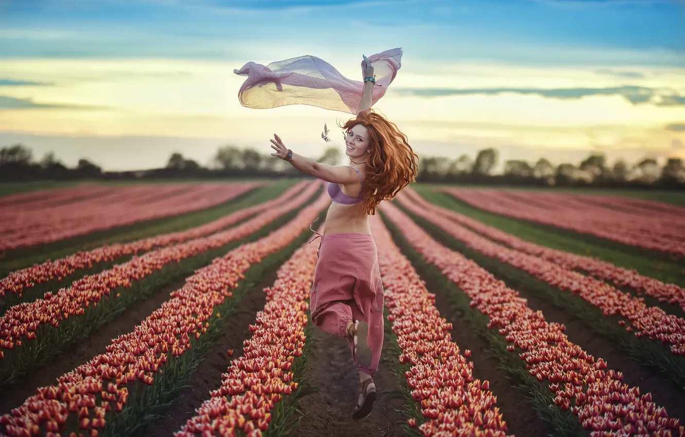 Фото обои девушка, цветы, улыбка, бег, полёт