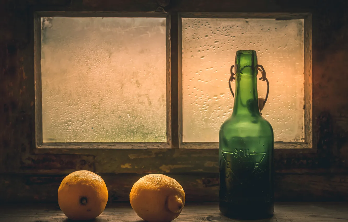 Фото обои бутылка, окно, лимоны