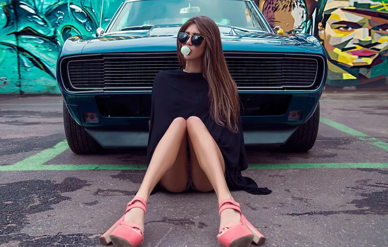 Фото обои car, girl, model, brunette, cute, sunglasses, long-haired