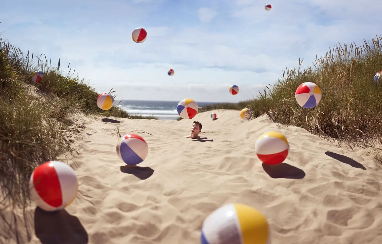 Фото обои песок, пляж, трава, мячи, парень, в песке