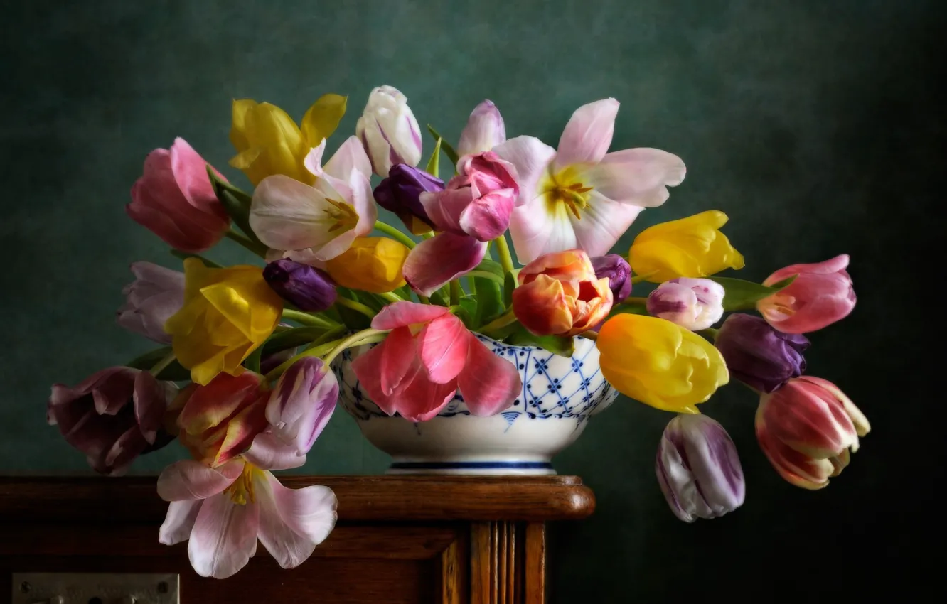 Фото обои цветы, тюльпаны, тумбочка, ваза, Nikolay Panov