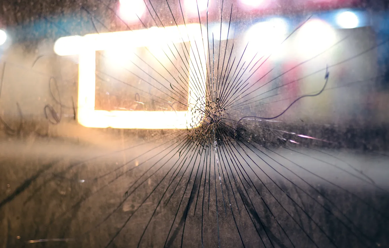 Фото обои стекло, ночь, город, трещины, цвет, разбитое, витрина