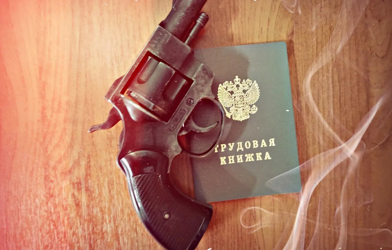 Фото обои пистолет, работа, книга, револьвер
