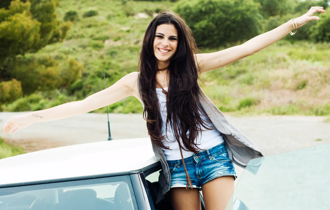 Фото обои shorts, woman, young, beautiful, model, jeans, brunette, long-haired