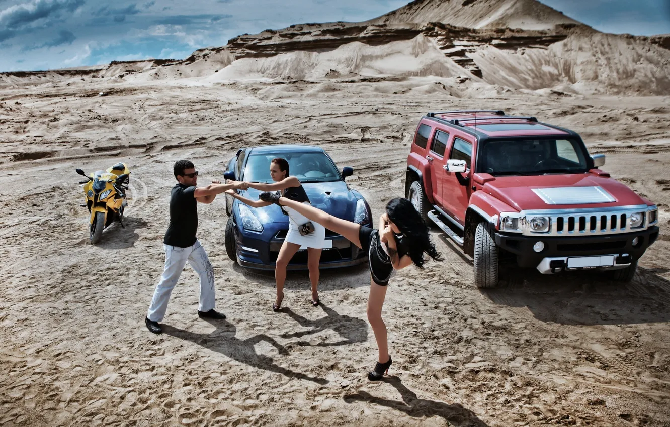 Фото обои авто, оружие, девушки, пустыня, bmw, мото, nissan, драка