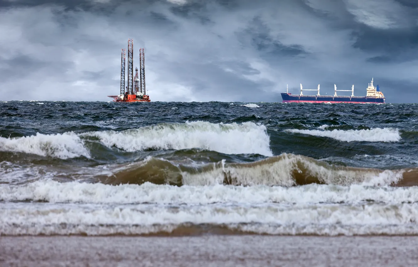Фото обои море, волны, тучи, корабль, танкер, платформа