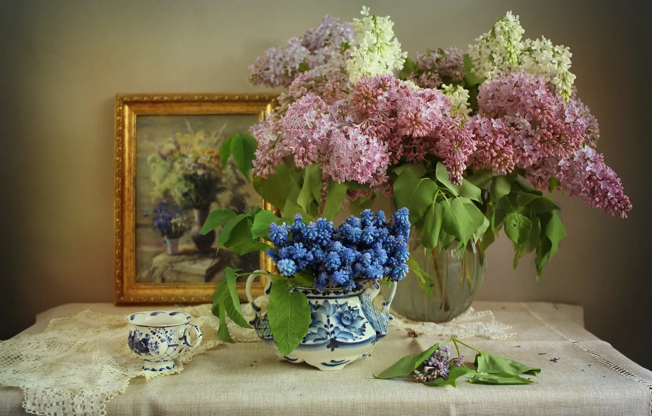 Фото обои цветы, ветки, картина, чашка, ваза, сирень, мускари, салфетки