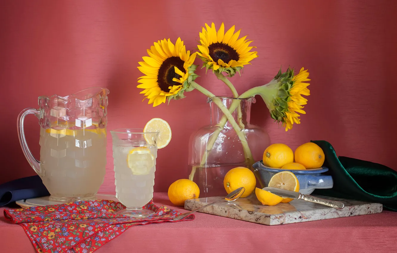 Фото обои стакан, стол, желтые, ложка, нож, кружка, чашка, напиток