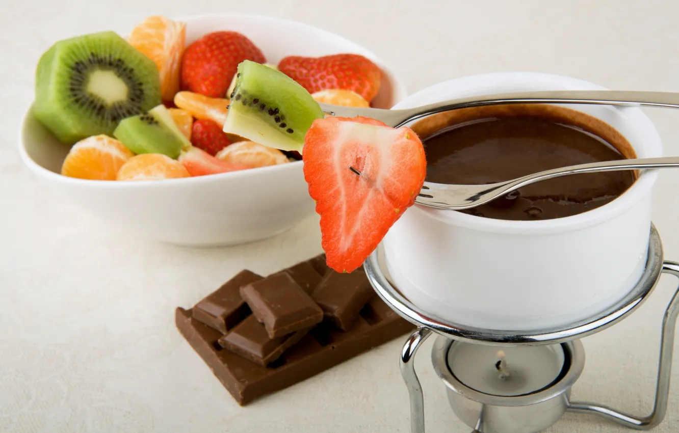 Фото обои еда, шоколад, киви, чашка, вилка, дольки, сладкое, фрукты. клубника