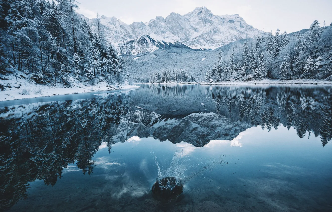 Фото обои зима, лес, снег, горы, природа, озеро, всплеск
