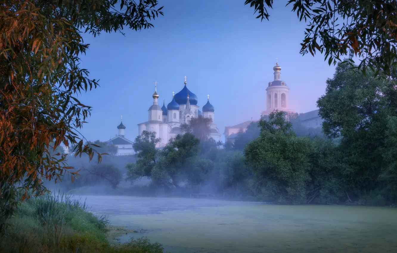 Фото обои пейзаж, природа, туман, храм, монастырь, купола, речушка, Боголюбово