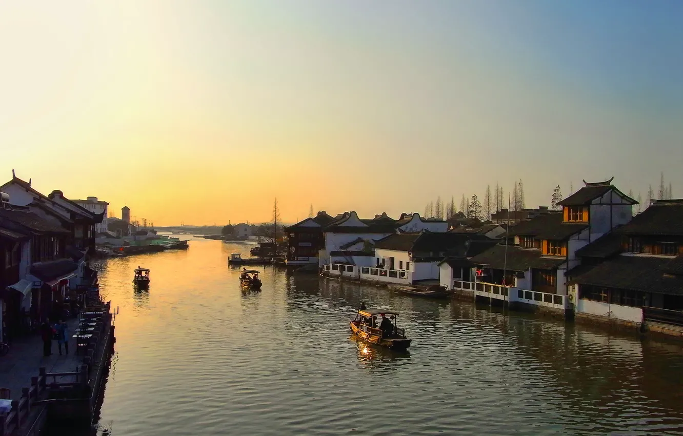 Фото обои река, рассвет, деревянные лодочки, деревянные домики, китайские лодки, домики на воде
