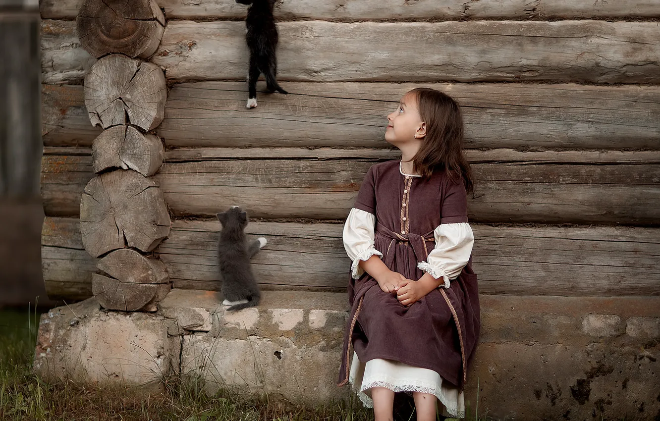 Фото обои животные, стена, девочка, котята, ребёнок, изба, Александр Калинин
