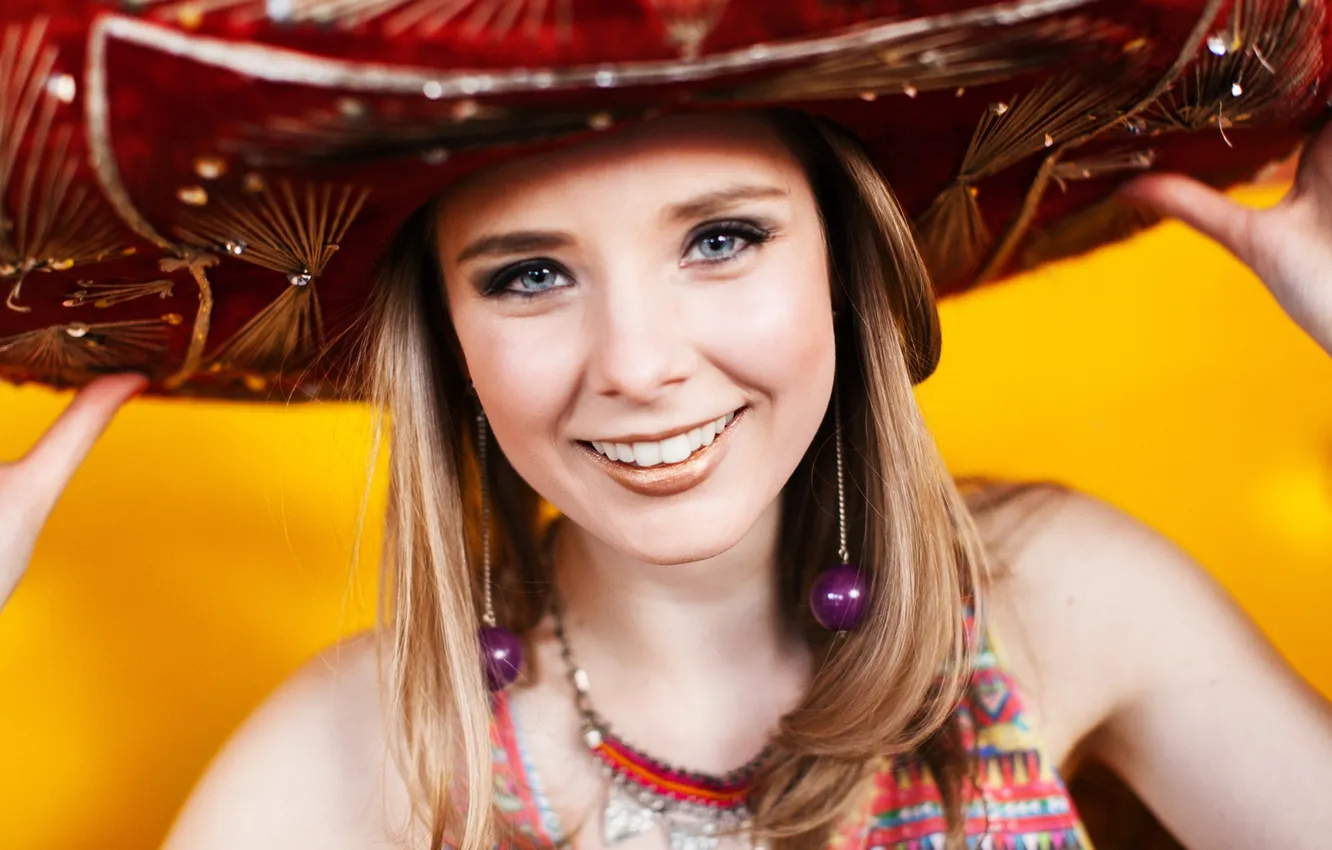 Фото обои girl, smile, lips, direct gaze, mexican hat