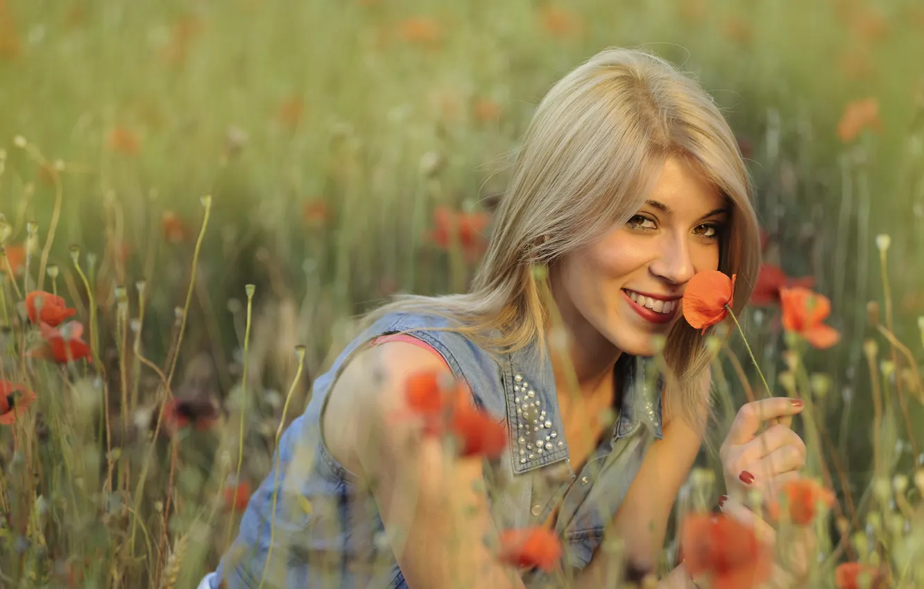 Фото обои взгляд, цветы, улыбка, блондинка, photographer, Giovanni Zacche