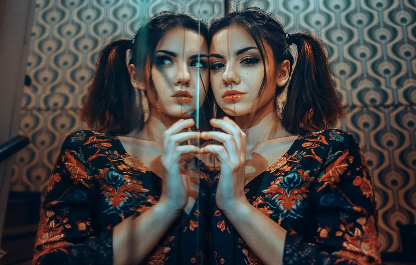 Фото обои лицо, отражение, модель, волосы, макияж, красотка