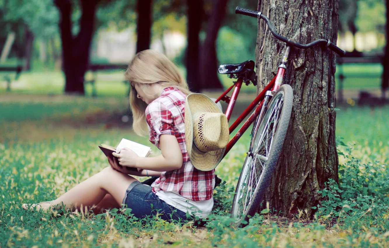 Фото обои лес, лето, девушка, велосипед, парк, дерево, рубашка, шдяпа