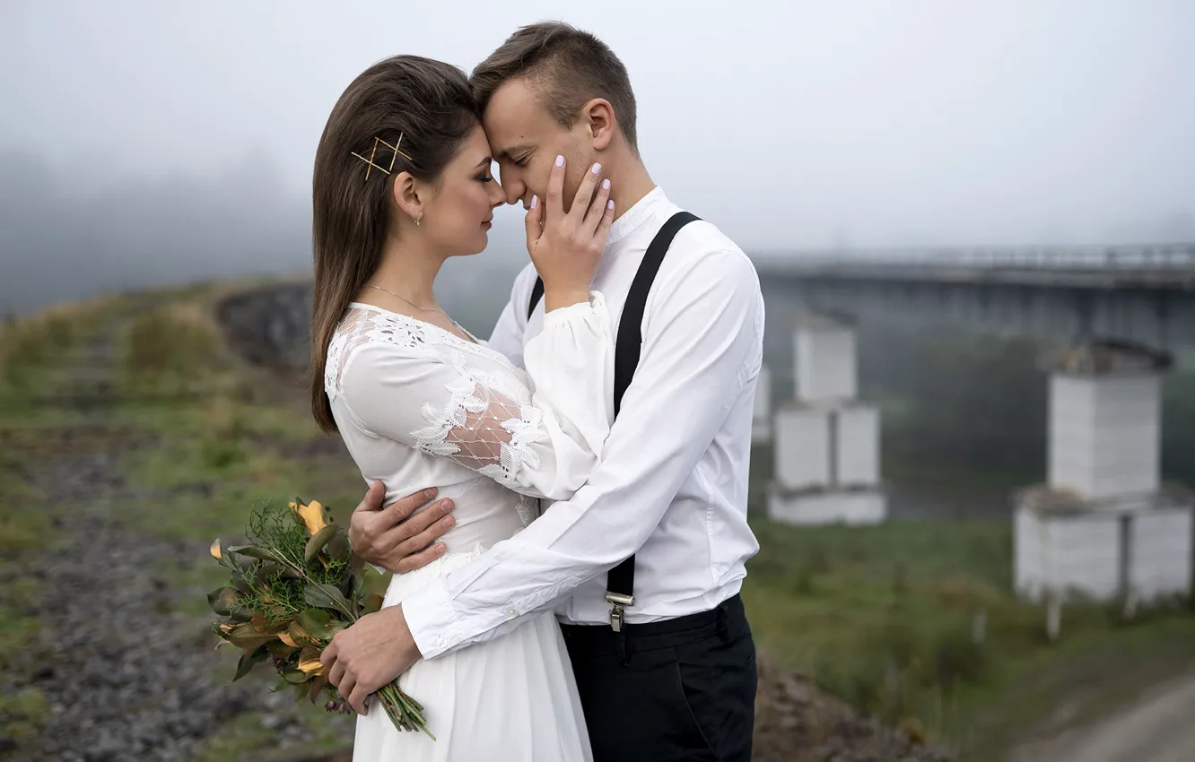Фото обои девушка, счастье, мост, букет, платье, объятия, пара, парень