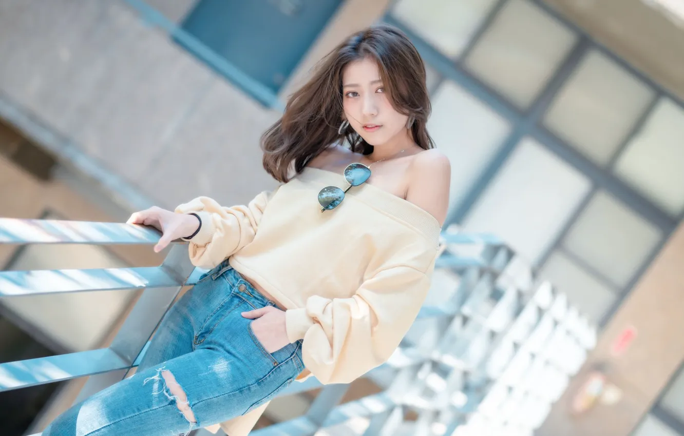 Фото обои girl, brown hair, brown eyes, photo, photographer, model, lips, jeans