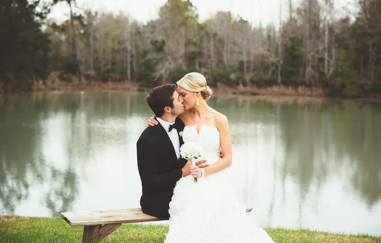 Фото обои пруд, поцелуй, платье, объятия, костюм, влюбленные, двое, невеста