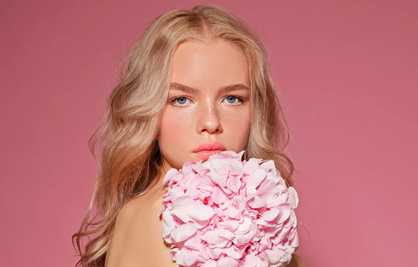Фото обои girl, flower, glamour, hair, hairstyle
