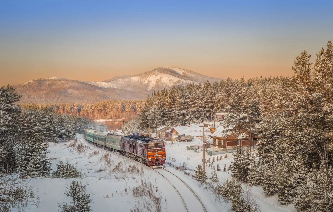 Фото обои зима, лес, небо, снег, пейзаж, горы, поезд, деревня