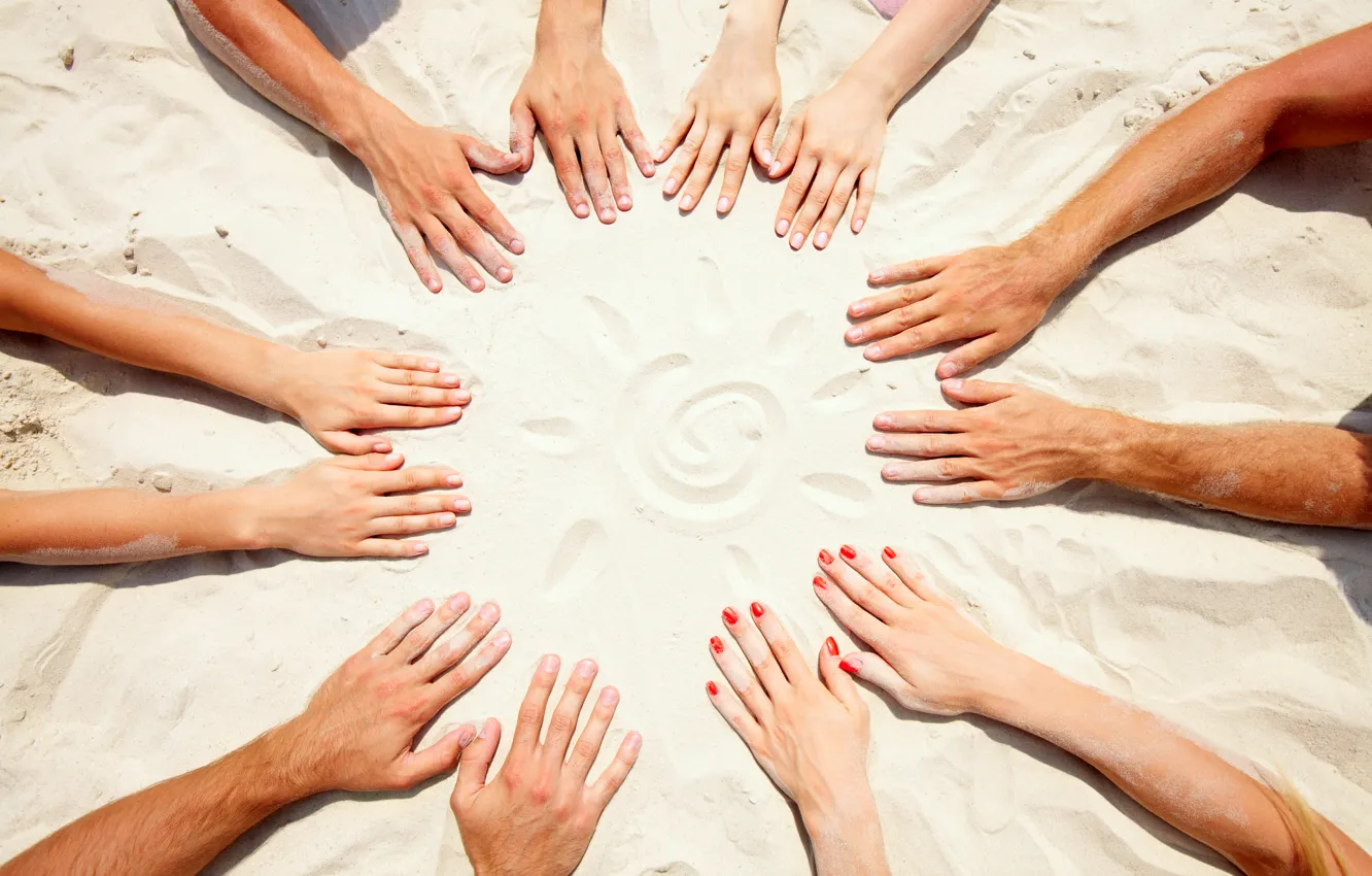 Фото обои песок, солнце, круг, руки, дружба, команда, пальцы, ногти