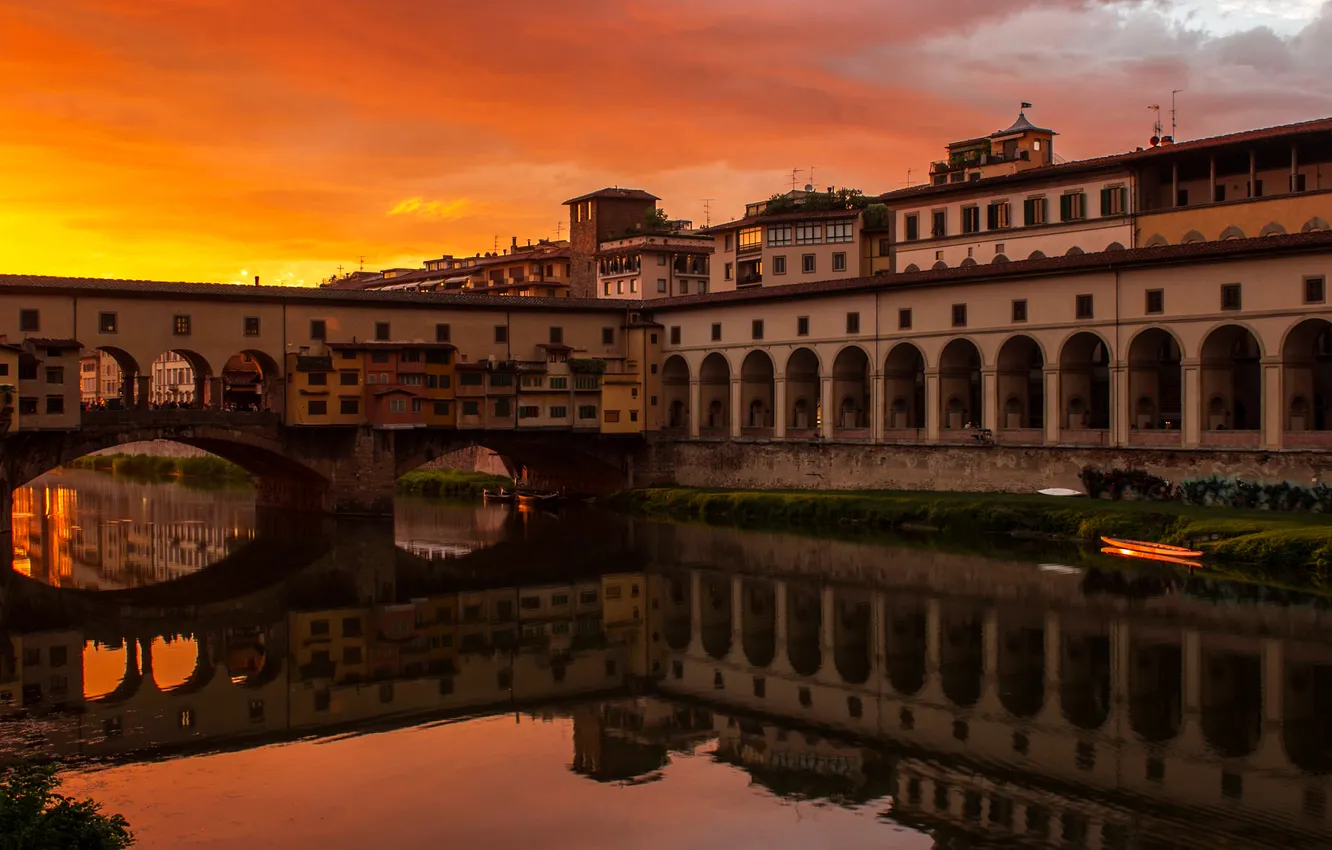 Фото обои небо, закат, мост, река, Италия, зарево, Флоренция, Коридор Вазари