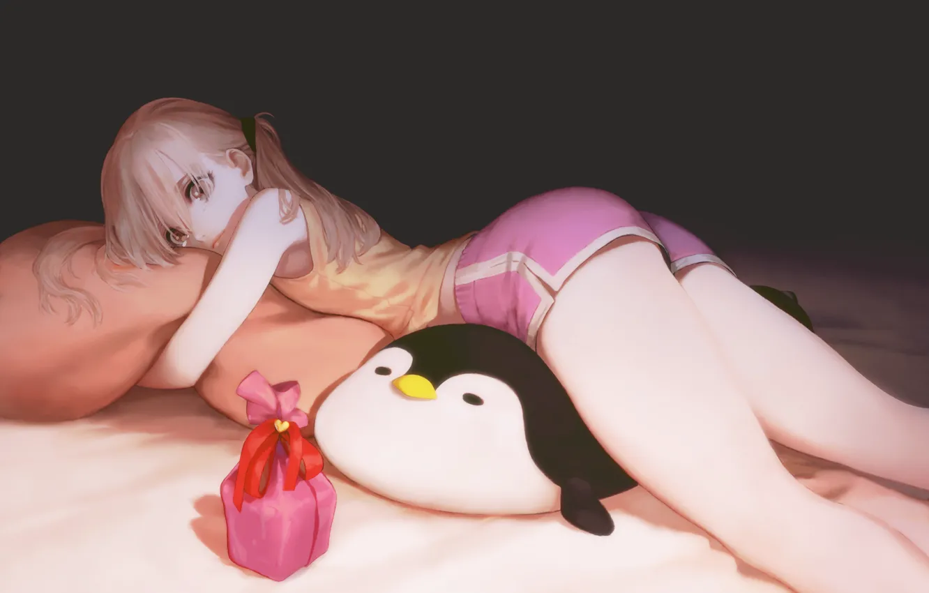 Фото обои Девушка, Игрушка, подушка, Пингвин