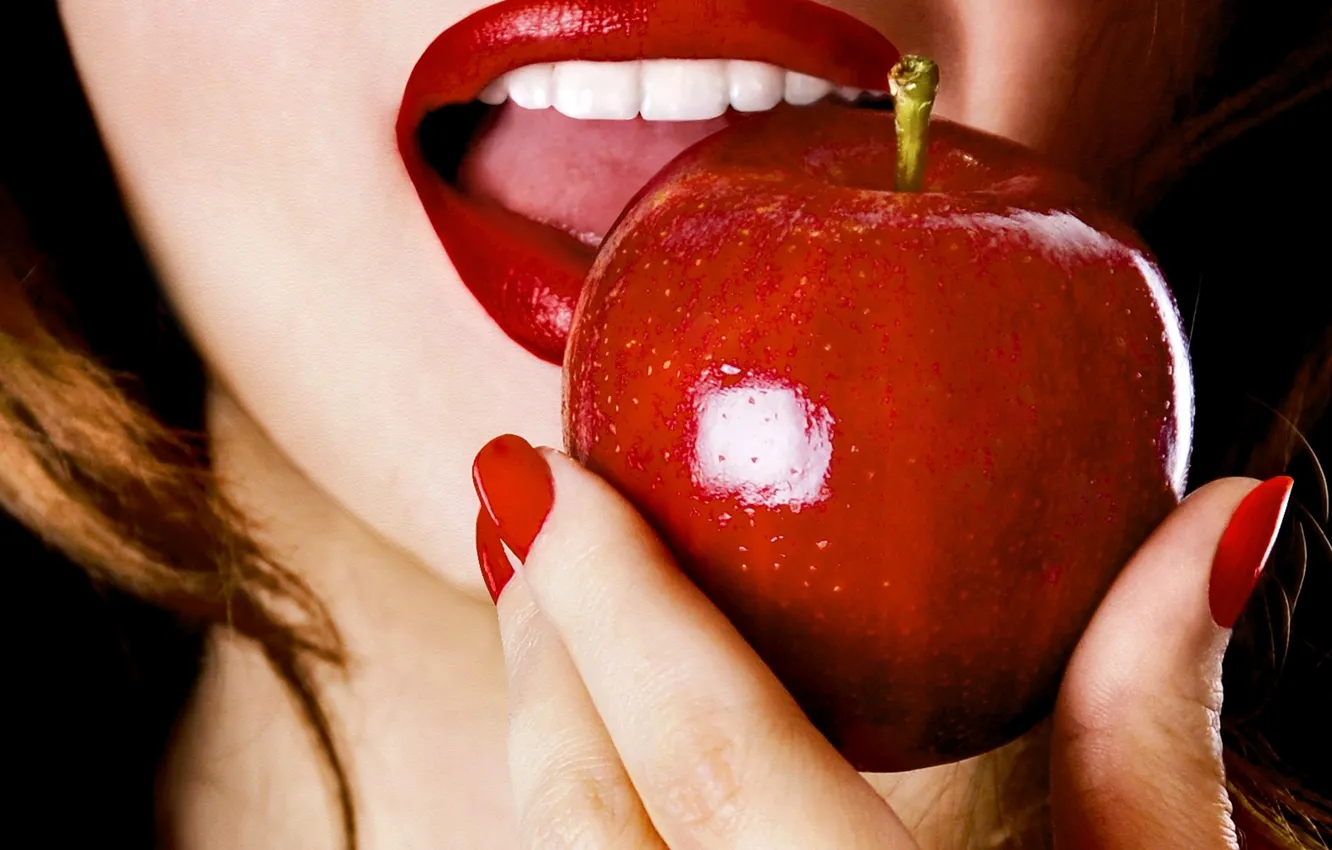 Фото обои девушка, лицо, еда, рука, пальцы, маникюр, красные губы, красное яблоко