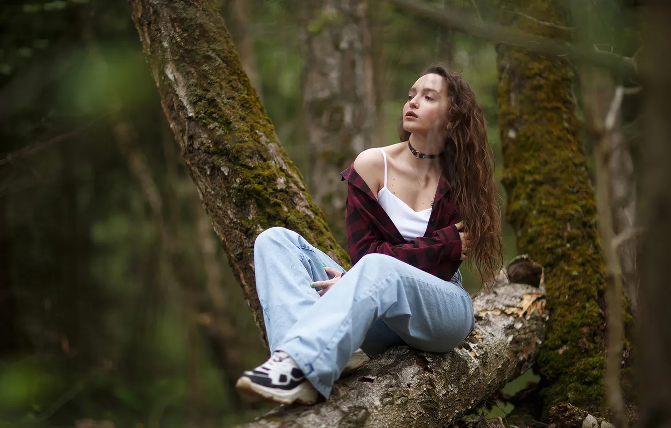 Фото обои девушка, forest, blouse, trees, nature, model, jeans, brunette