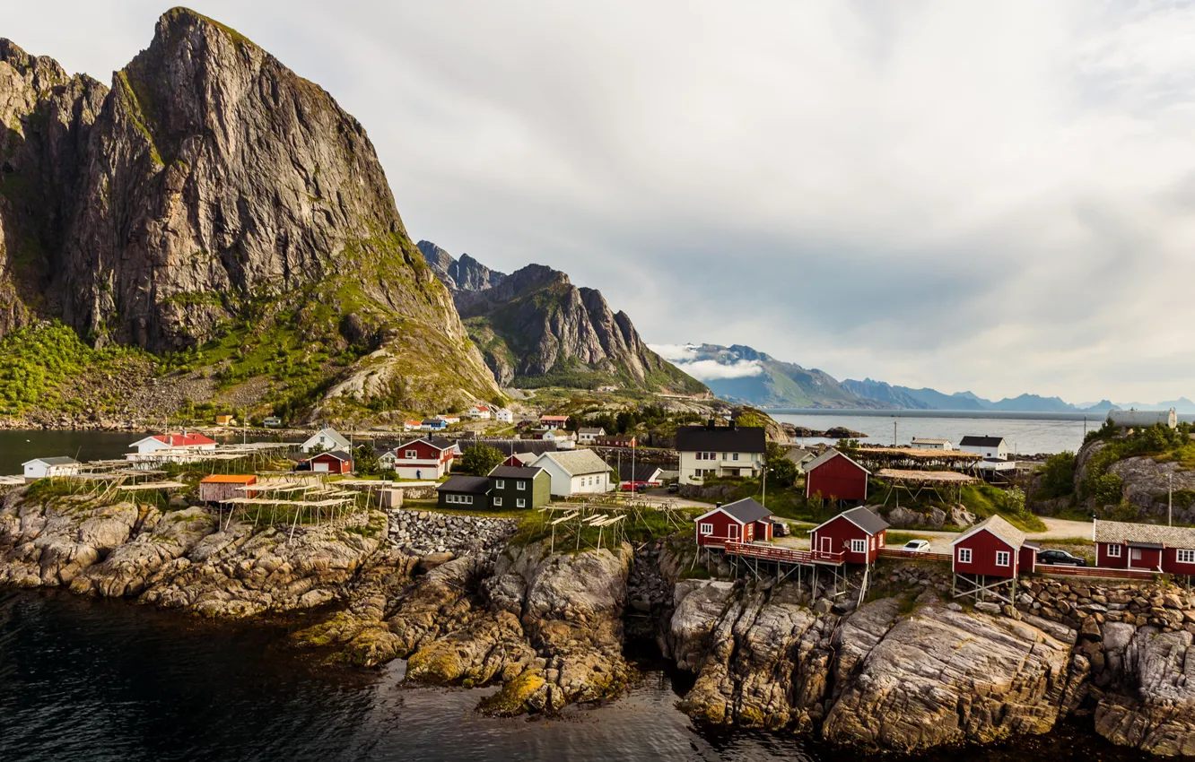 Фото обои море, небо, облака, скалы, гора, дома, Норвегия, поселок