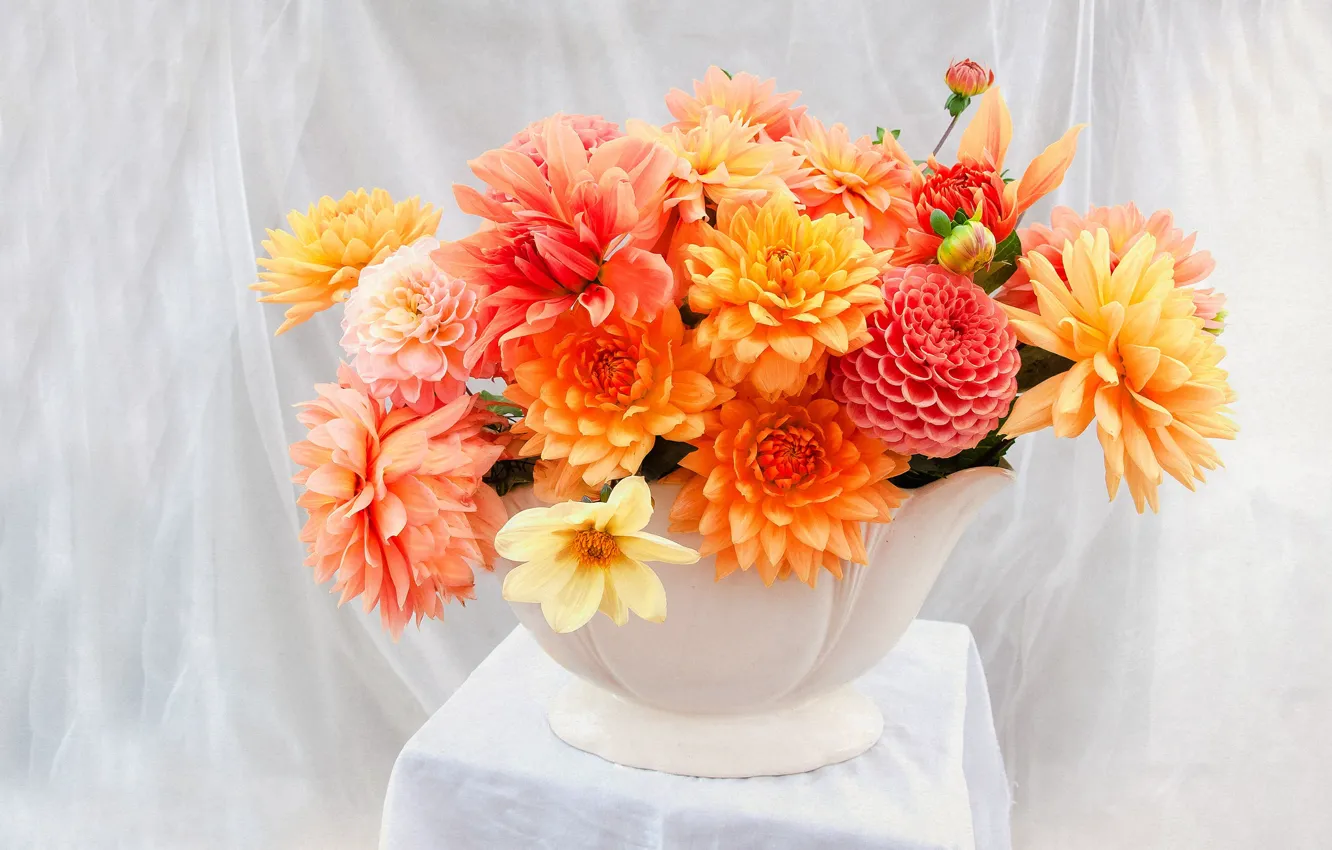 Фото обои цветы, яркие, букет, ткань, белая, ваза, натюрморт, оранжевые