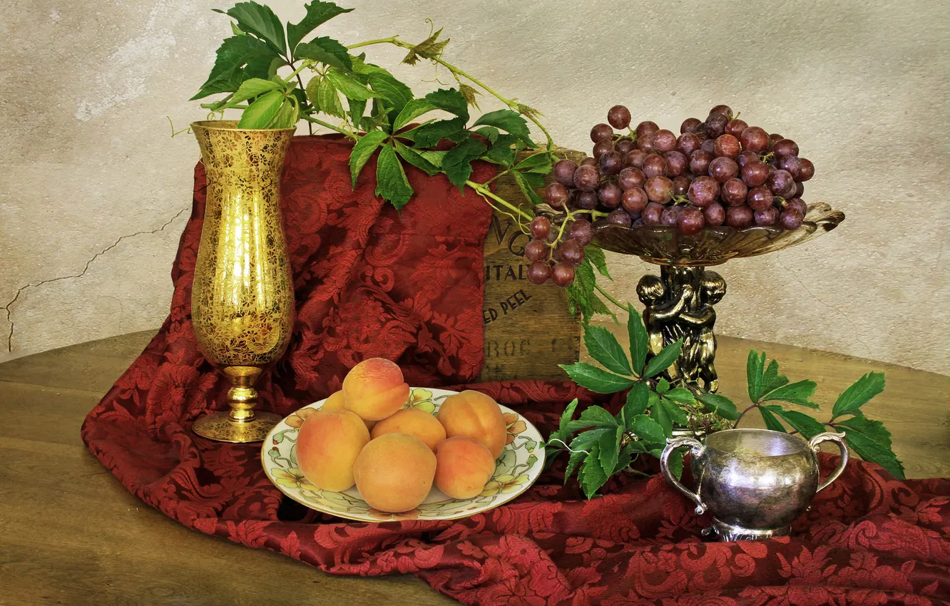 Фото обои листья, виноград, ваза, абрикос, скатерть