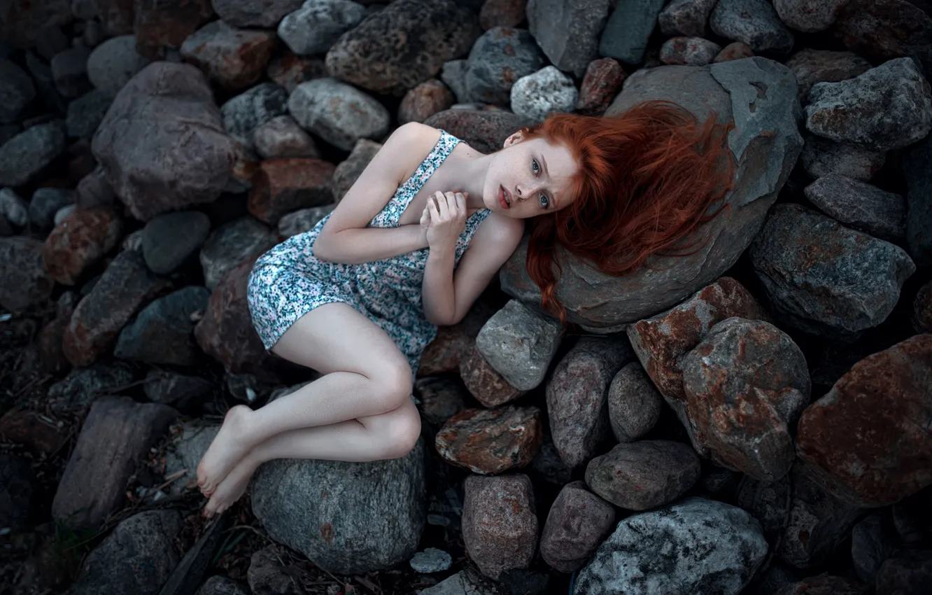 Фото обои холод, девушка, камни, веснушки, ножки, прелесть, рыжеволосая, Георгий Чернядьев
