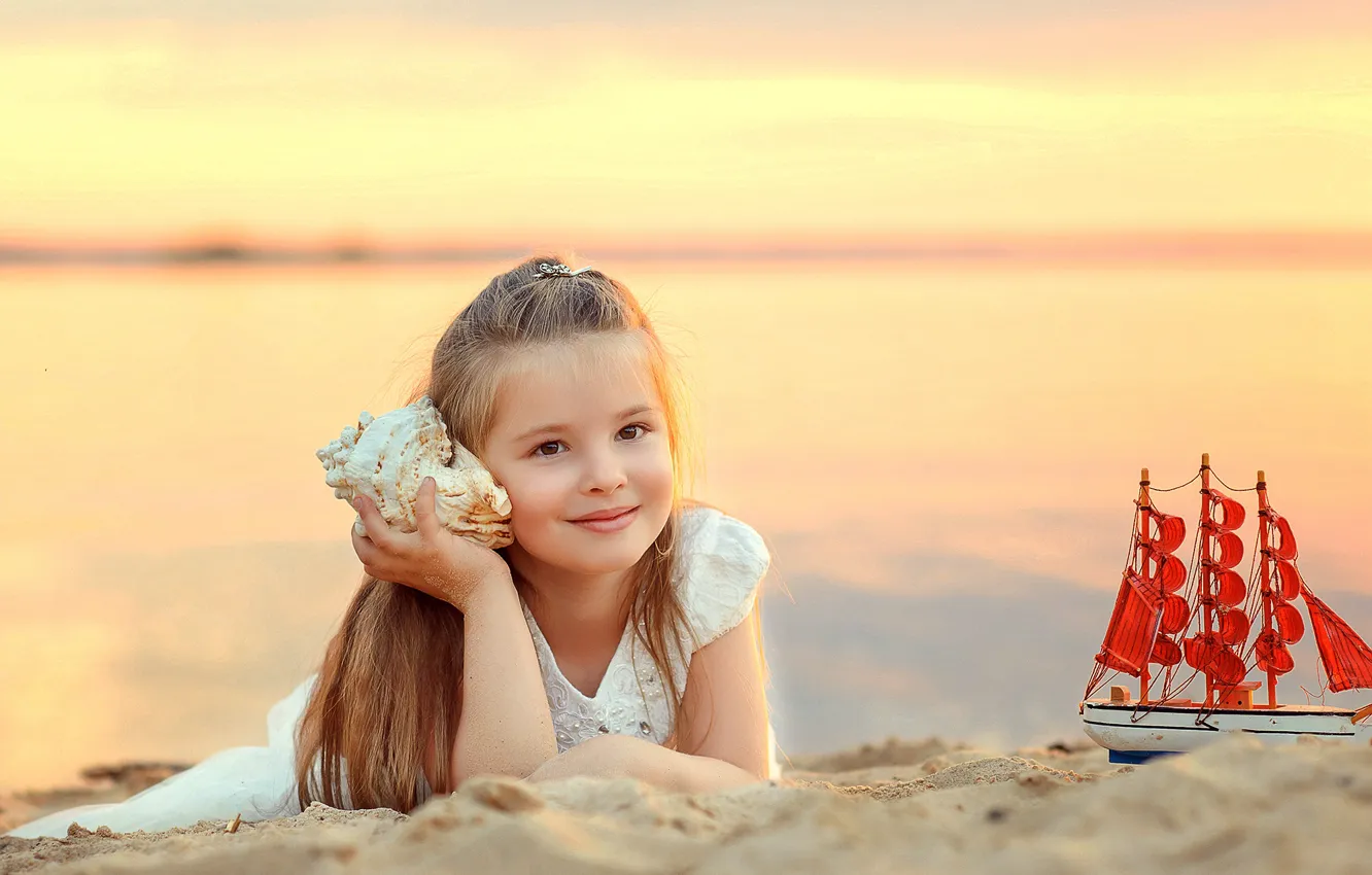 Фото обои песок, берег, игрушка, раковина, девочка, кораблик, ребёнок, Ассоль