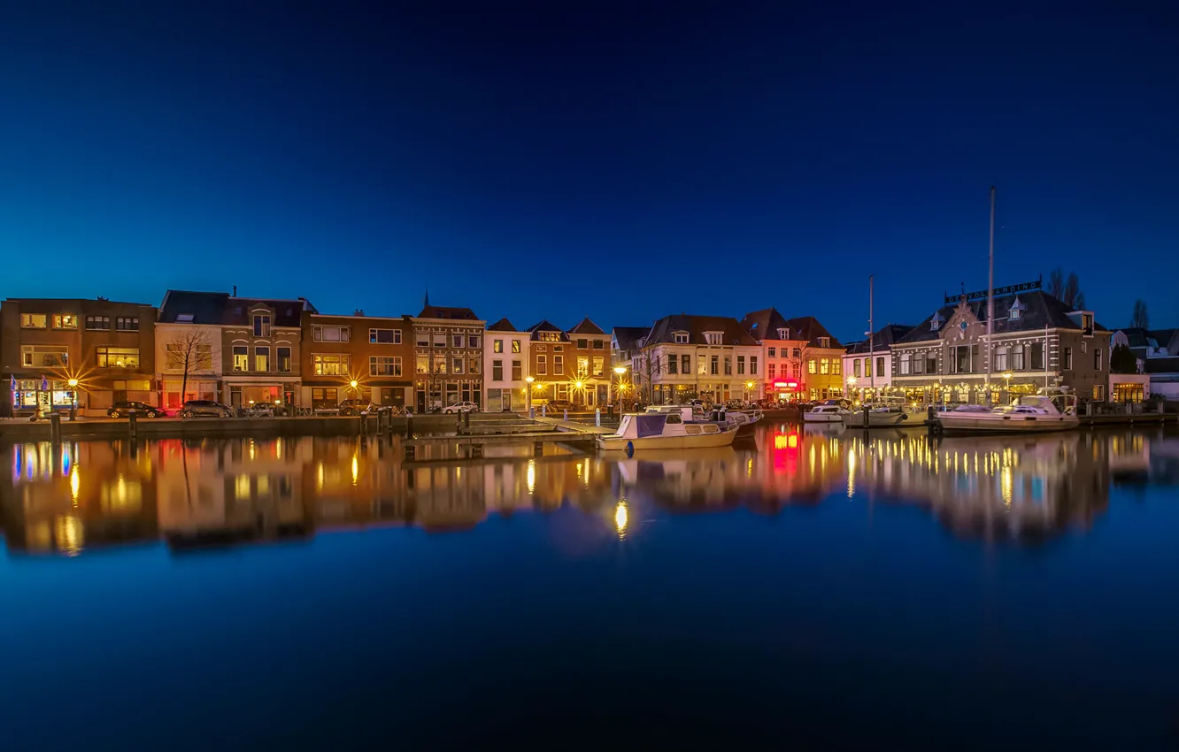 Фото обои ночь, огни, отражение, река, лодка, дома, причал, фонари