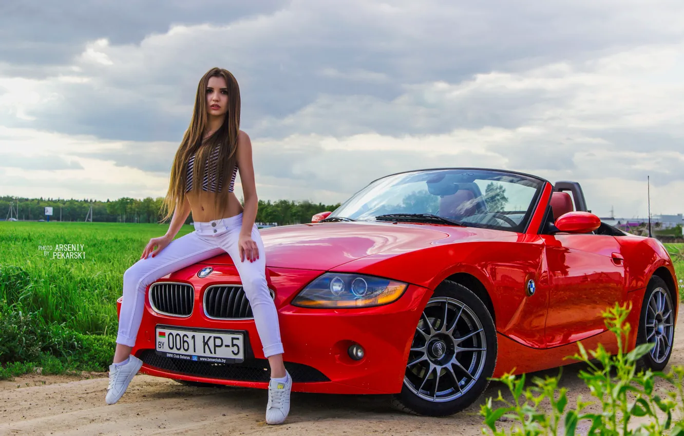 Фото обои взгляд, природа, Девушки, BMW, красивая девушка, красный авто, позирует на капоте