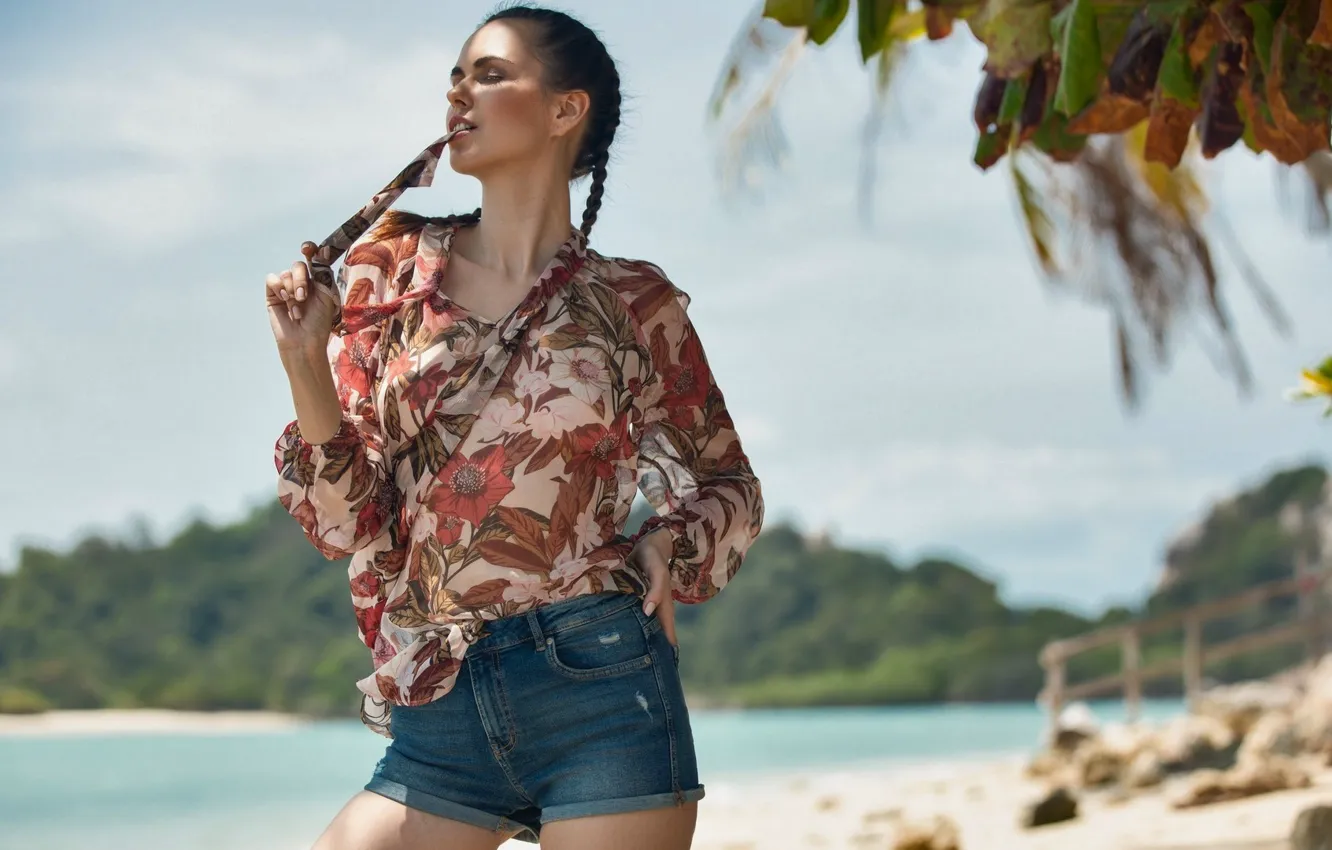 Фото обои beach, shorts, blouse, sea, landscape, sand, brunette, Jana Bubu