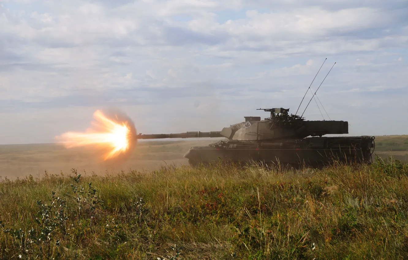 Фото обои трава, огонь, танк, боевой, канадский, Leopard-C2