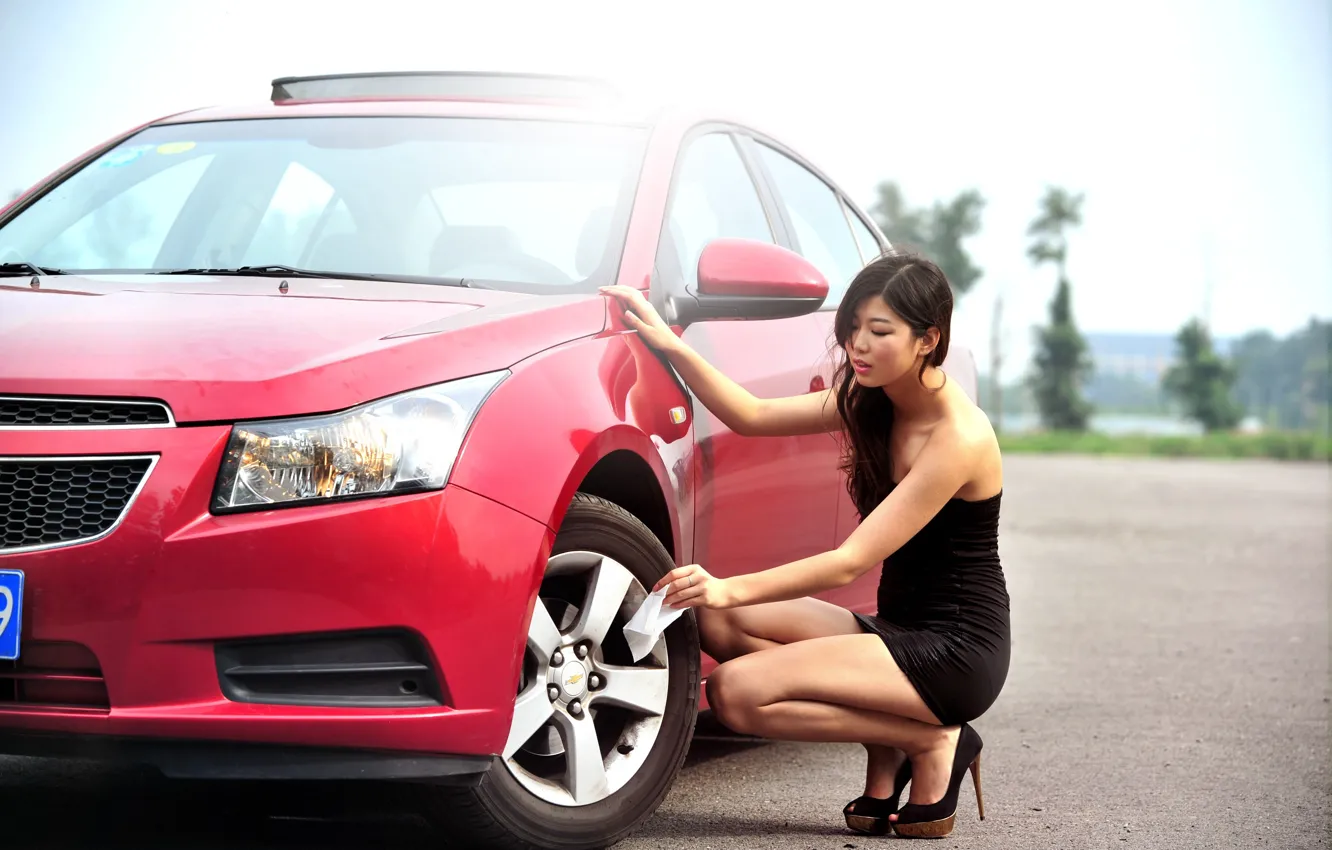 Фото обои Девушки, Chevrolet, азиатка, красивая девушка, красный авто, позирует над машиной