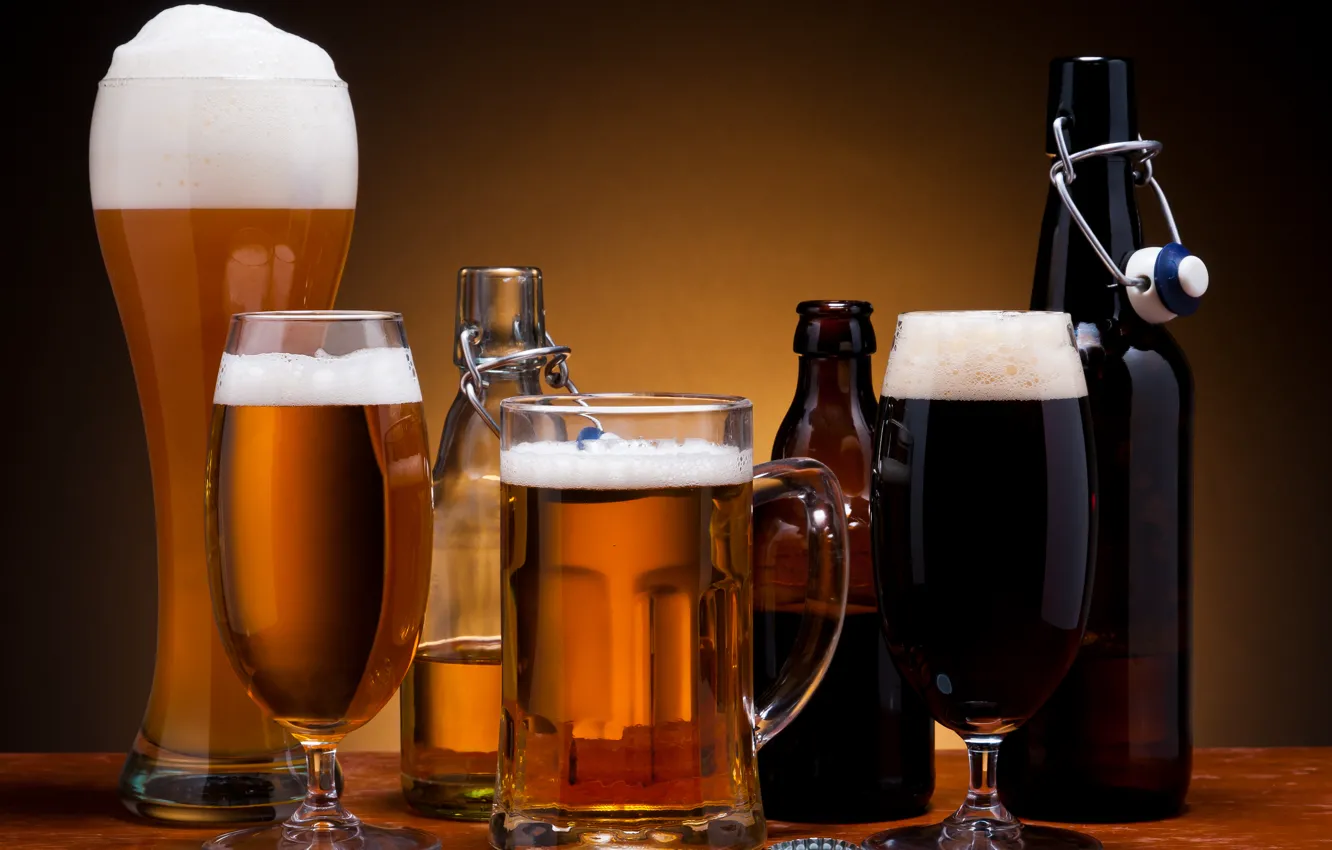 Фото обои пена, пиво, стаканы, бутылки, тёмное, светлое