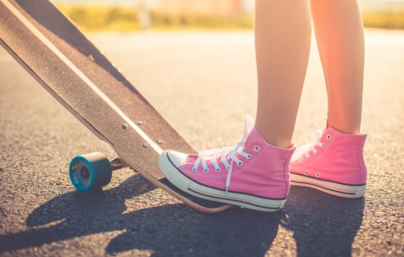 Фото обои pink, women, sneakers, longboard
