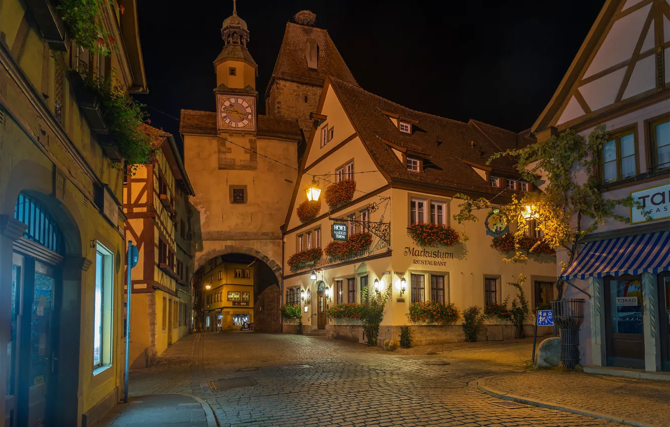 Фото обои улица, здания, дома, ворота, Германия, Бавария, ночной город, мостовая