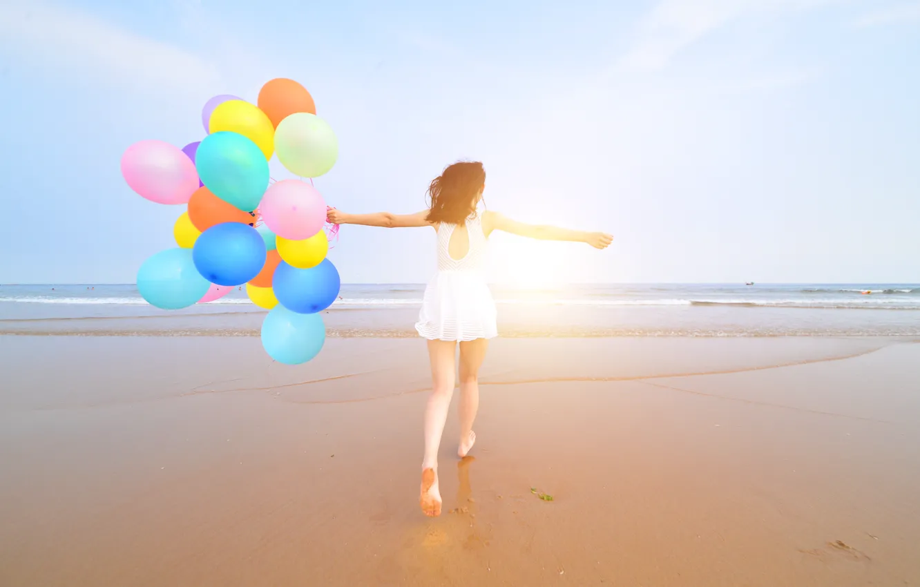 Фото обои песок, море, пляж, лето, девушка, солнце, счастье, воздушные шары