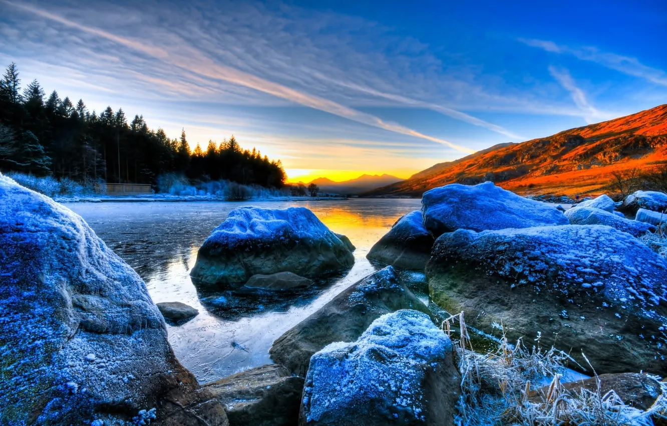 Фото обои лес, небо, снег, закат, горы, озеро, камни