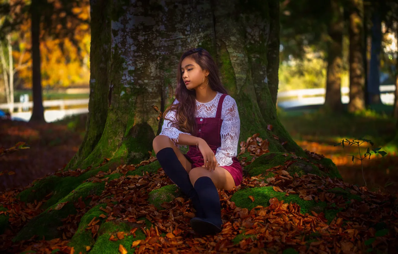 Фото обои осень, девушка, украшения, деревья, природа, листва, сапоги, серьги